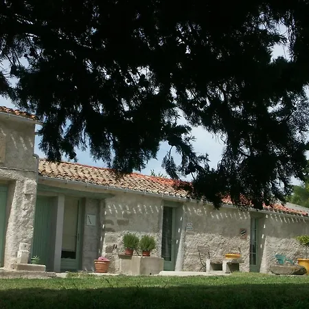 Ecuries Sainte Croix 2*
