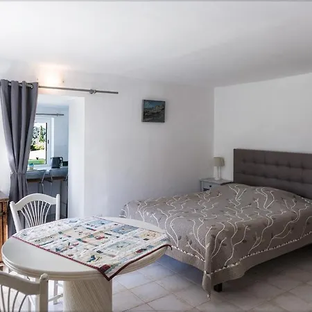 Ecuries Sainte Croix Bed & Breakfast