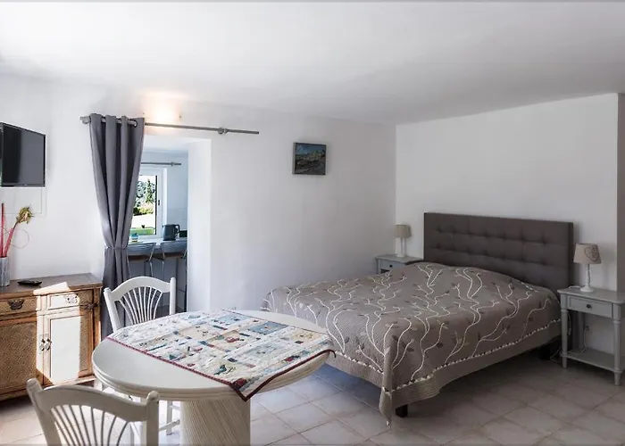 Ecuries Sainte Croix Bed & Breakfast